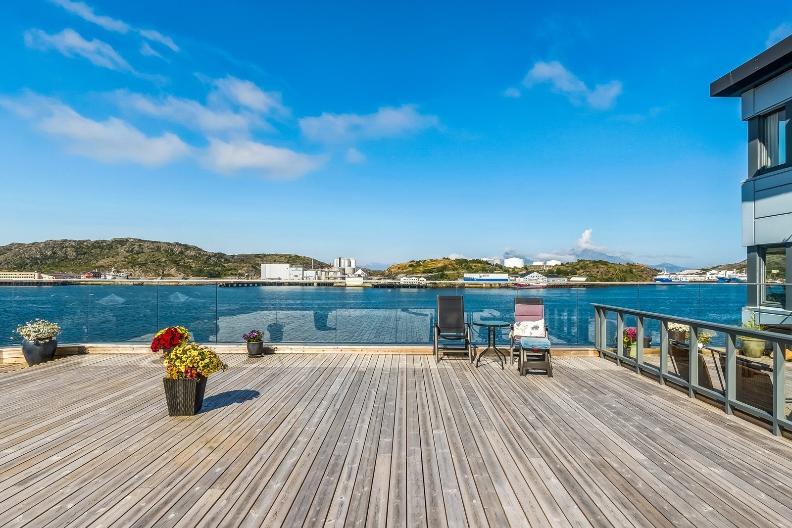 Felles terrasse, sol, utsikt og havet er dine naboer. Galleribilde