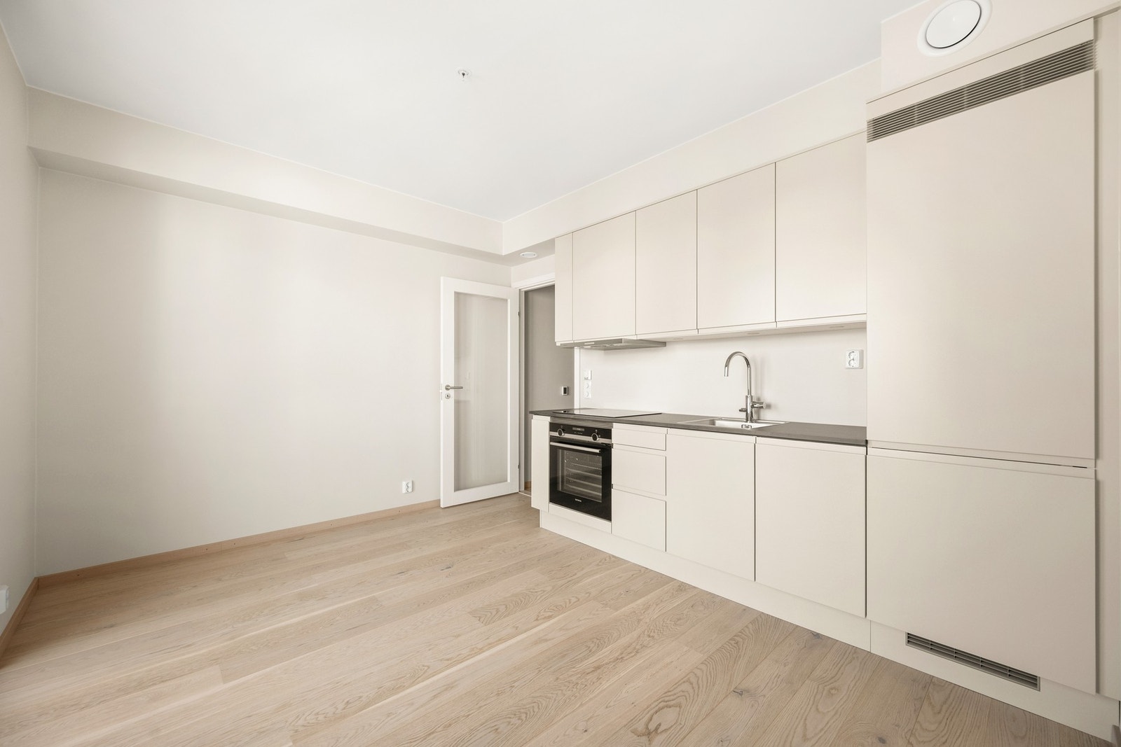 Det er 1-stavs eikeparkett med vannbåren varme i stue/kjøkken, entré og soverom Galleribilde