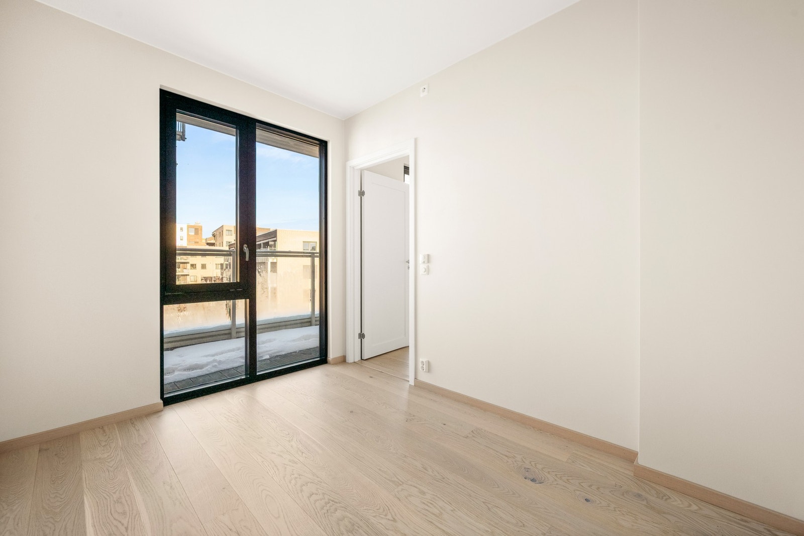 Soverommet har også store vindusflater. Galleribilde