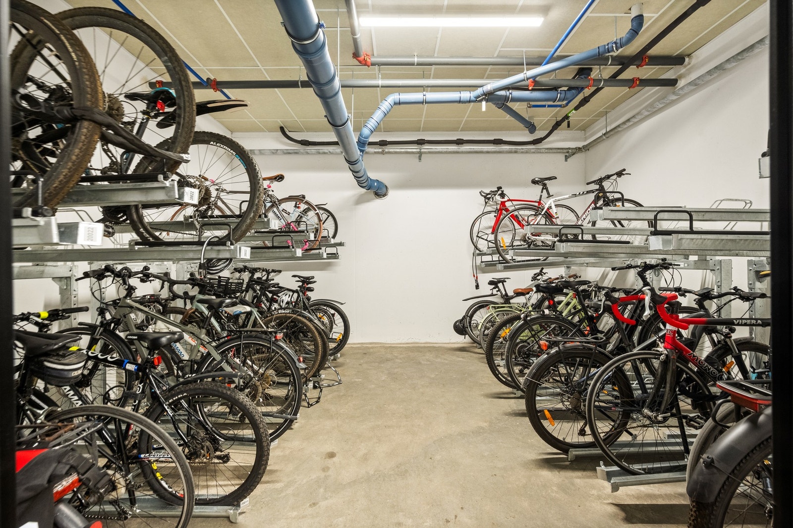 I kjelleren er det felles sykkelparkering. Galleribilde