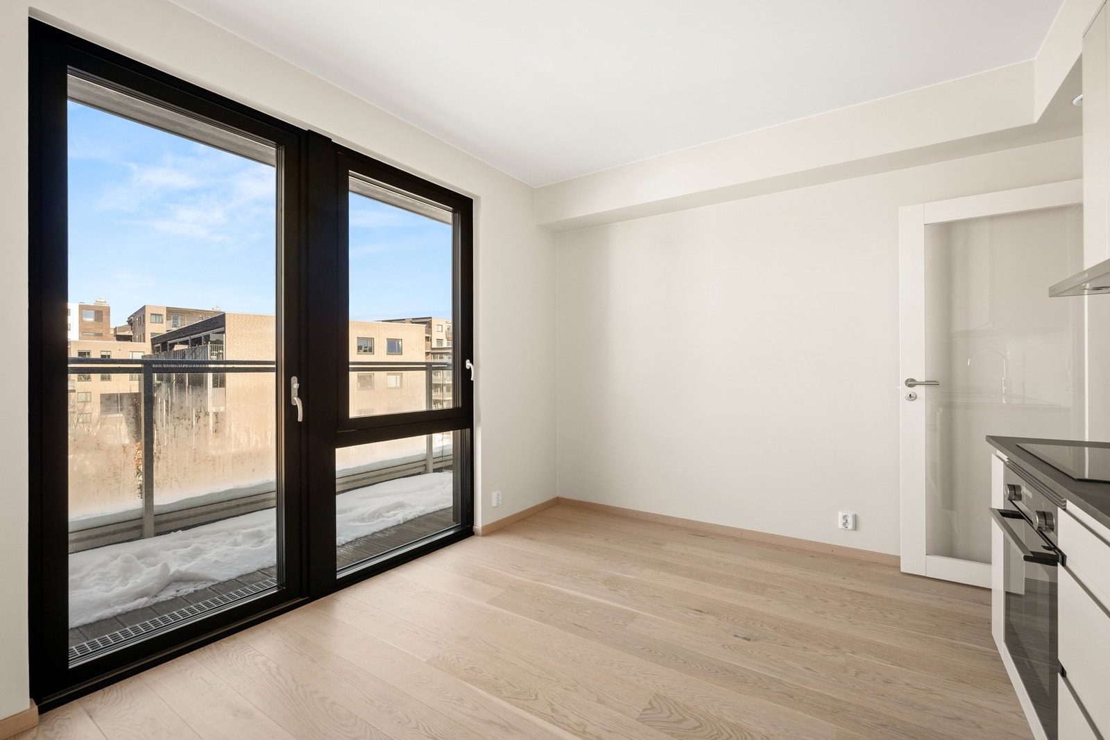 Det er glassdør mellom stuen og entreen. Galleribilde