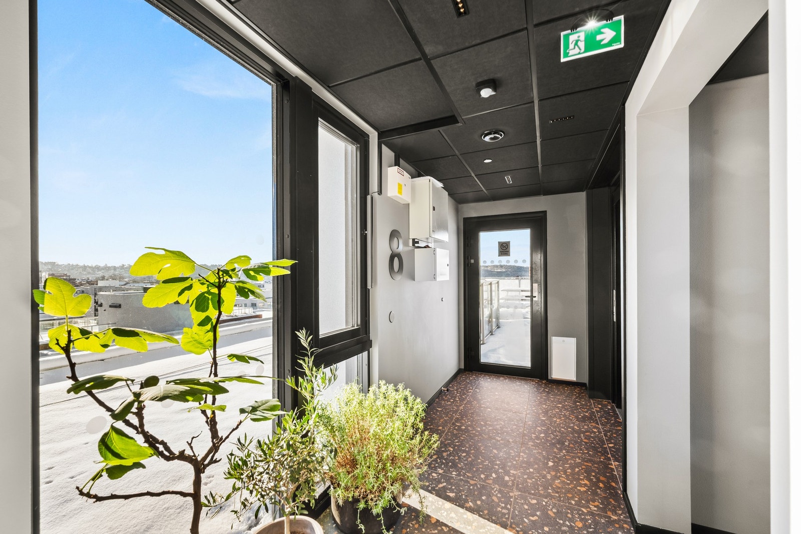 Fra takterrassen er det dør inn til felles oppgang. Denne døren kan kun låses opp utenfra, så de andre beboerne har ikke adkomst ut fra oppgangen. Galleribilde