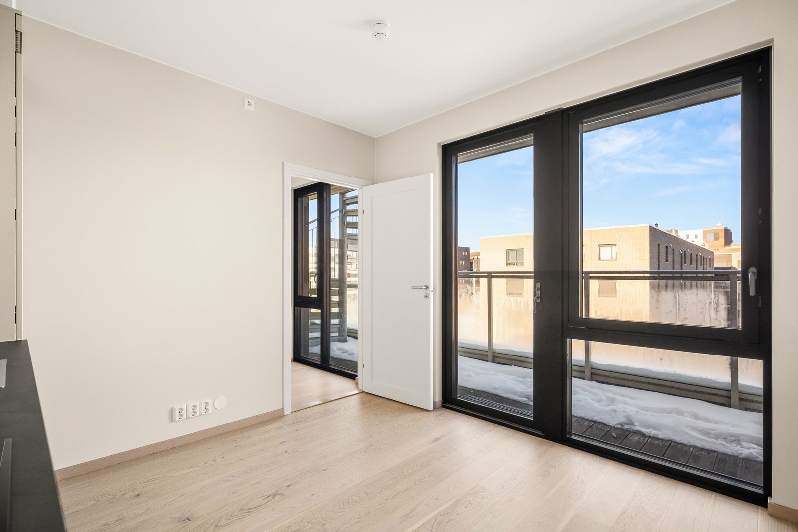 Stuen har store vindusflater og utgang til balkongen. Galleribilde