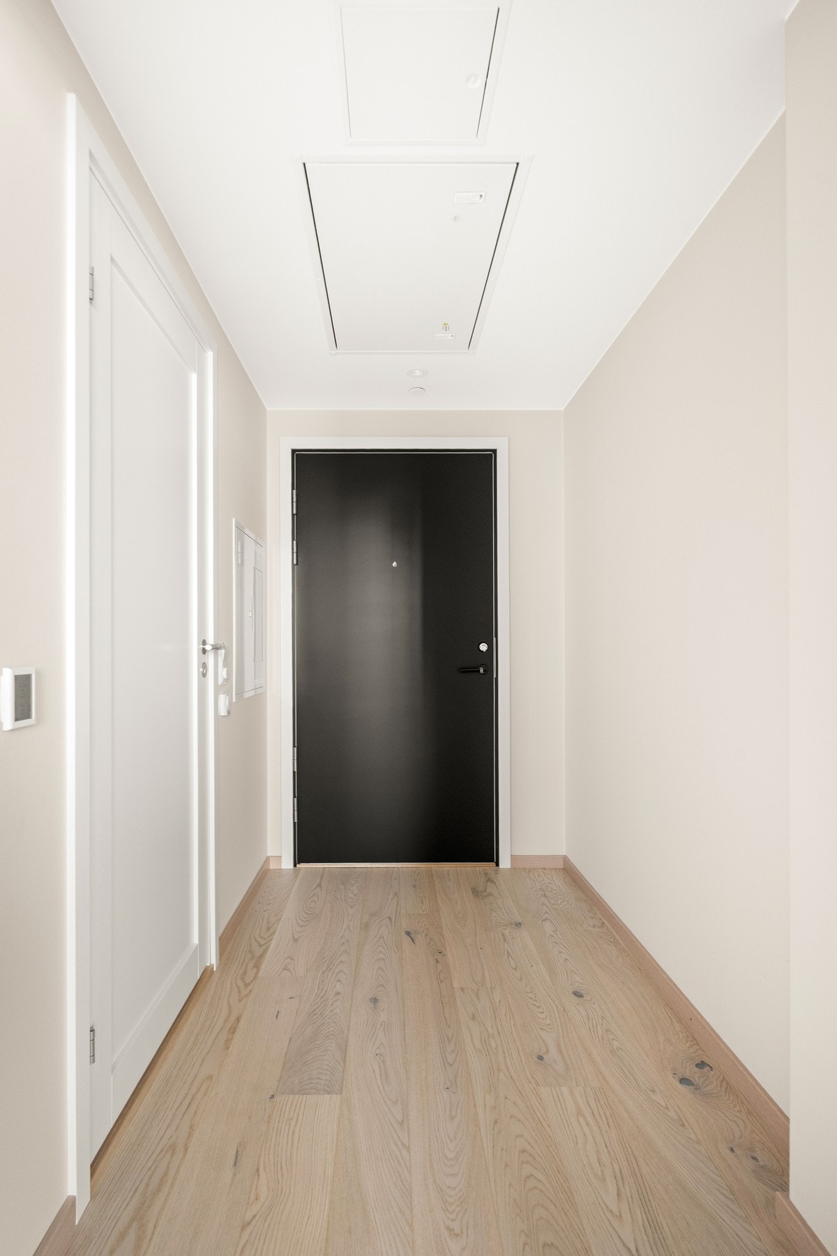 Entreen har plass til å henge av seg ytterklær og sette fra seg sko. Galleribilde