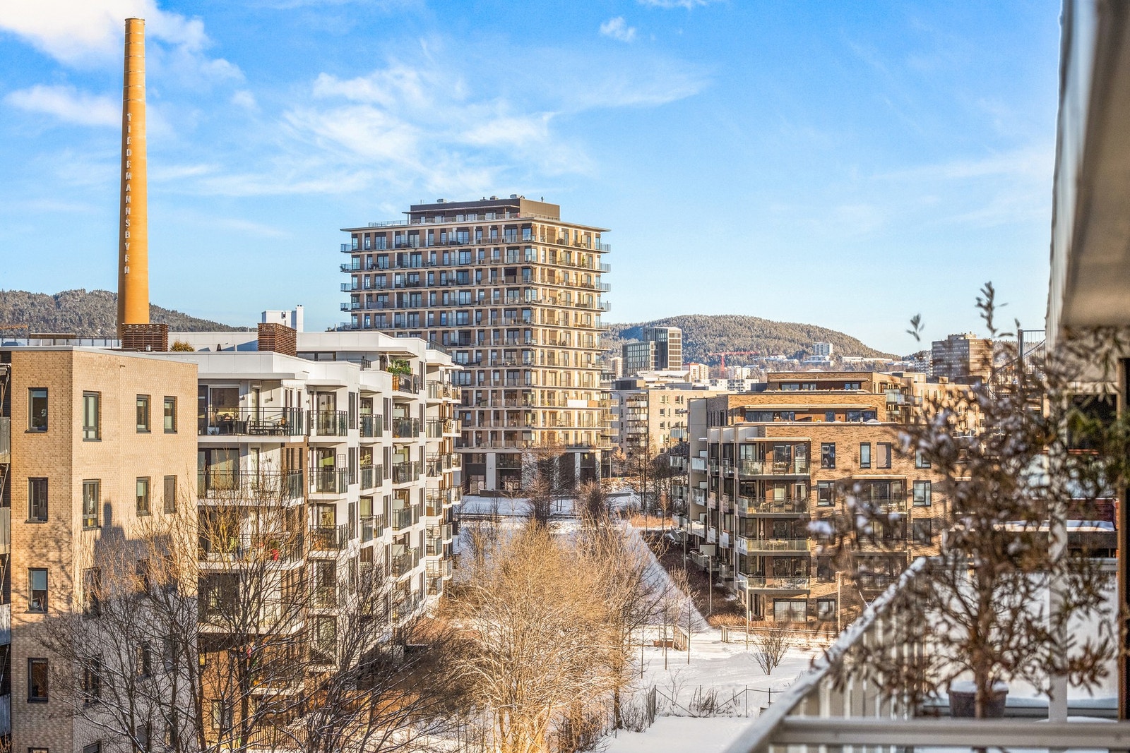 Balkongen har hyggelig utsikt over nærområdet. Galleribilde