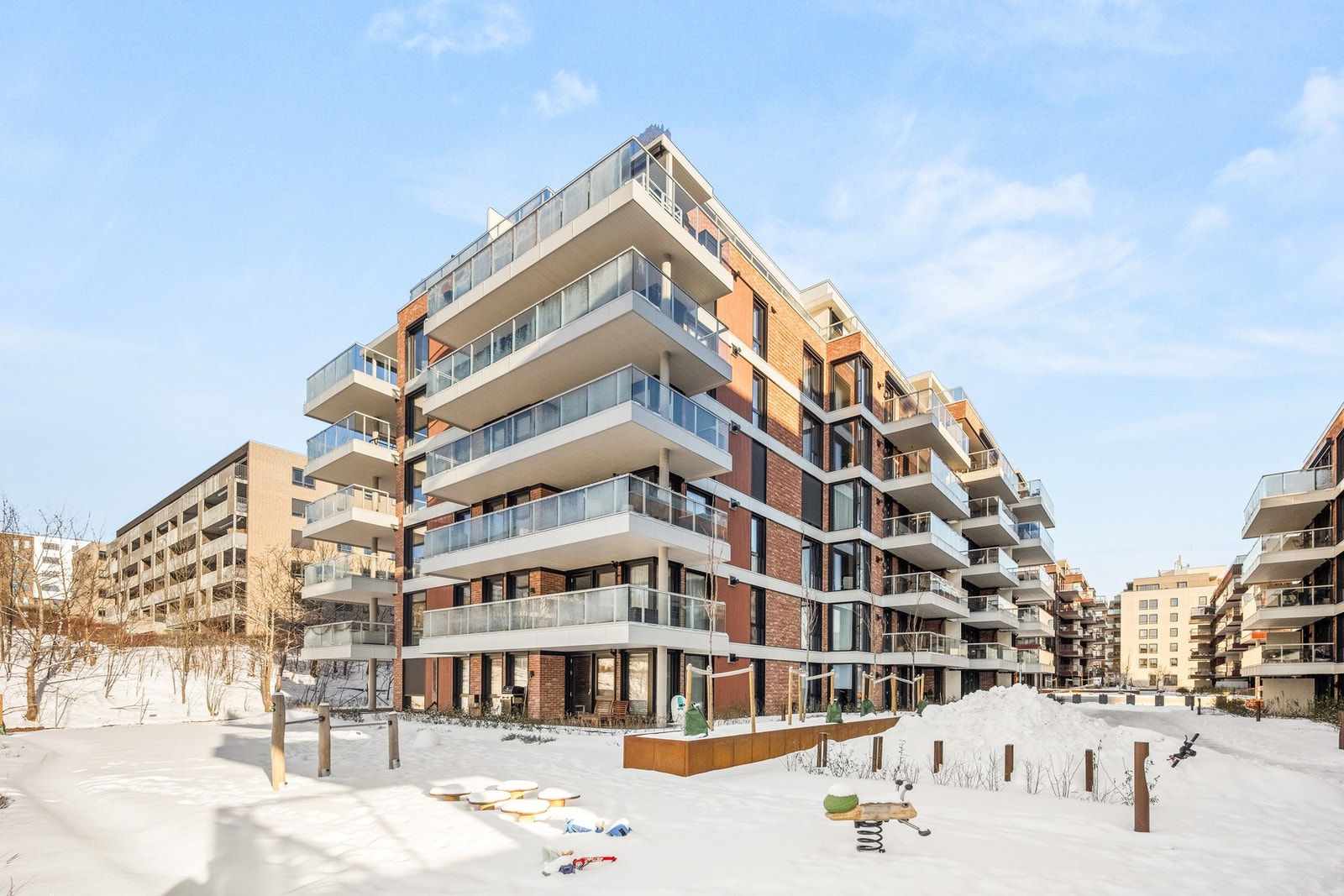 Leiligheten ligger i dette moderne bygget fra 2025. Galleribilde