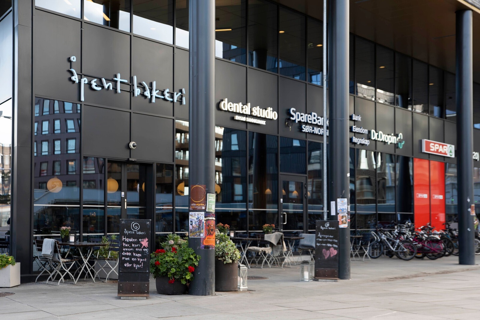 Nærområdet byr også på en rekke spisesteder, butikker og servicetilbud. Galleribilde