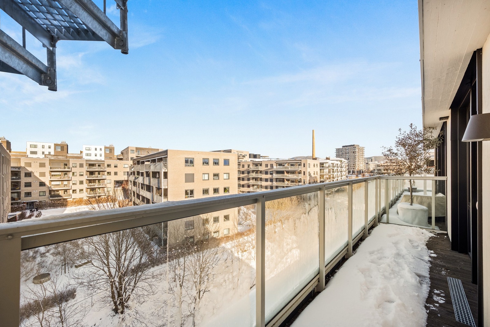 Fra stuen er det utgang til balkongen. Galleribilde