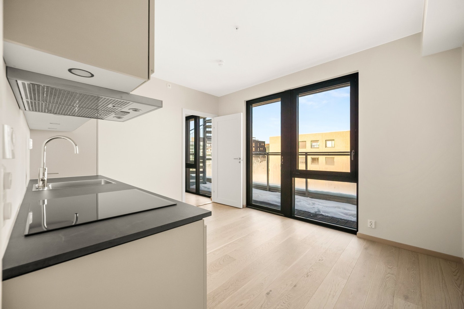 Leiligheten har et sosialt oppholdsrom med stue og kjøkken samlet. Galleribilde