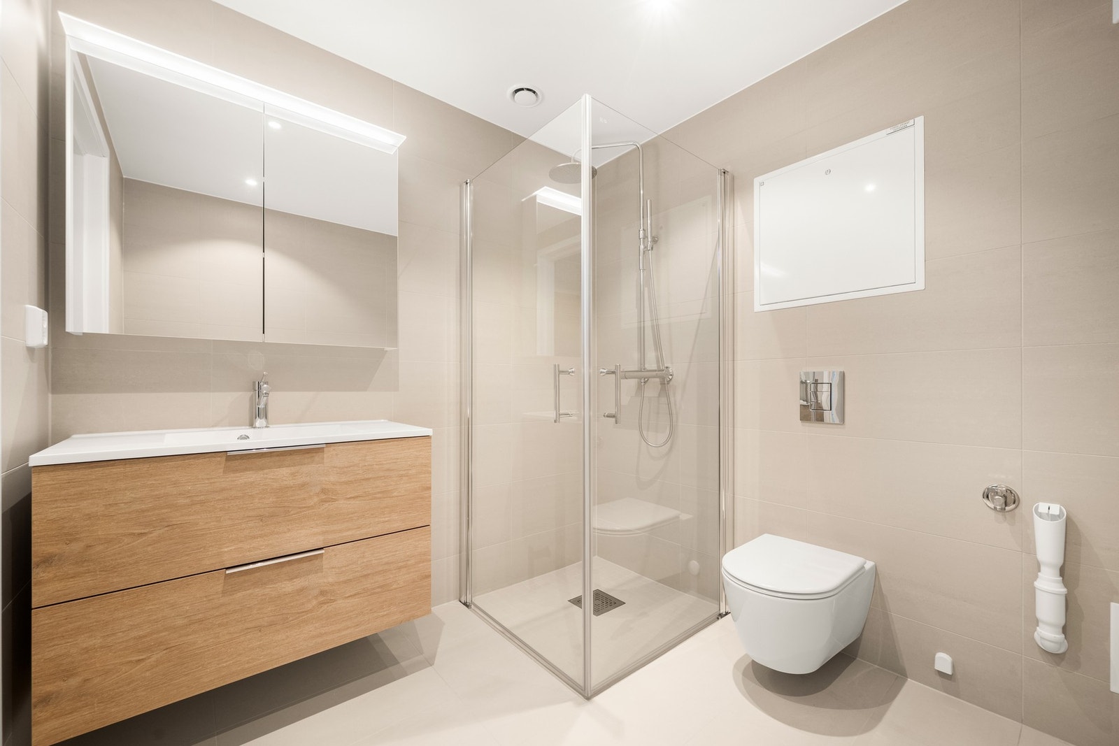 Badet har moderne farger, materialer og innredning. Galleribilde