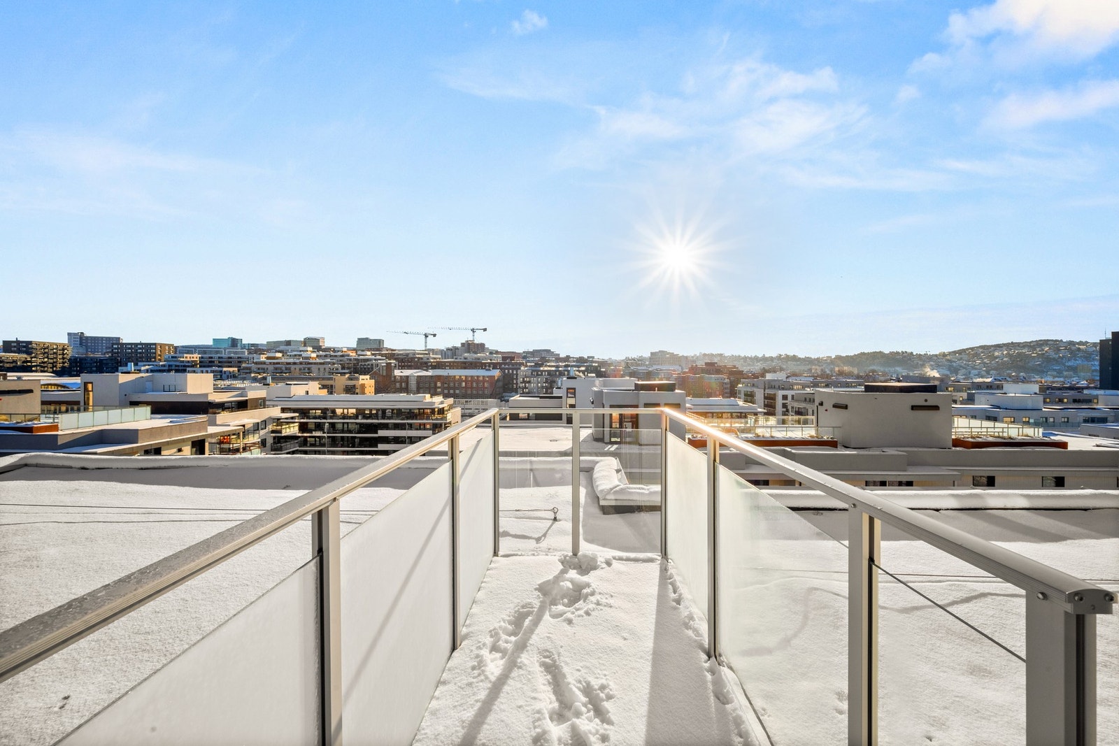 Opp vindeltrappen kommer vi til en takterrasse med L-form. Denne er tilleggsareal for leiligheten og fungerer som rømningsvei ved brann. Se side 34 i seksjoneringen. Galleribilde