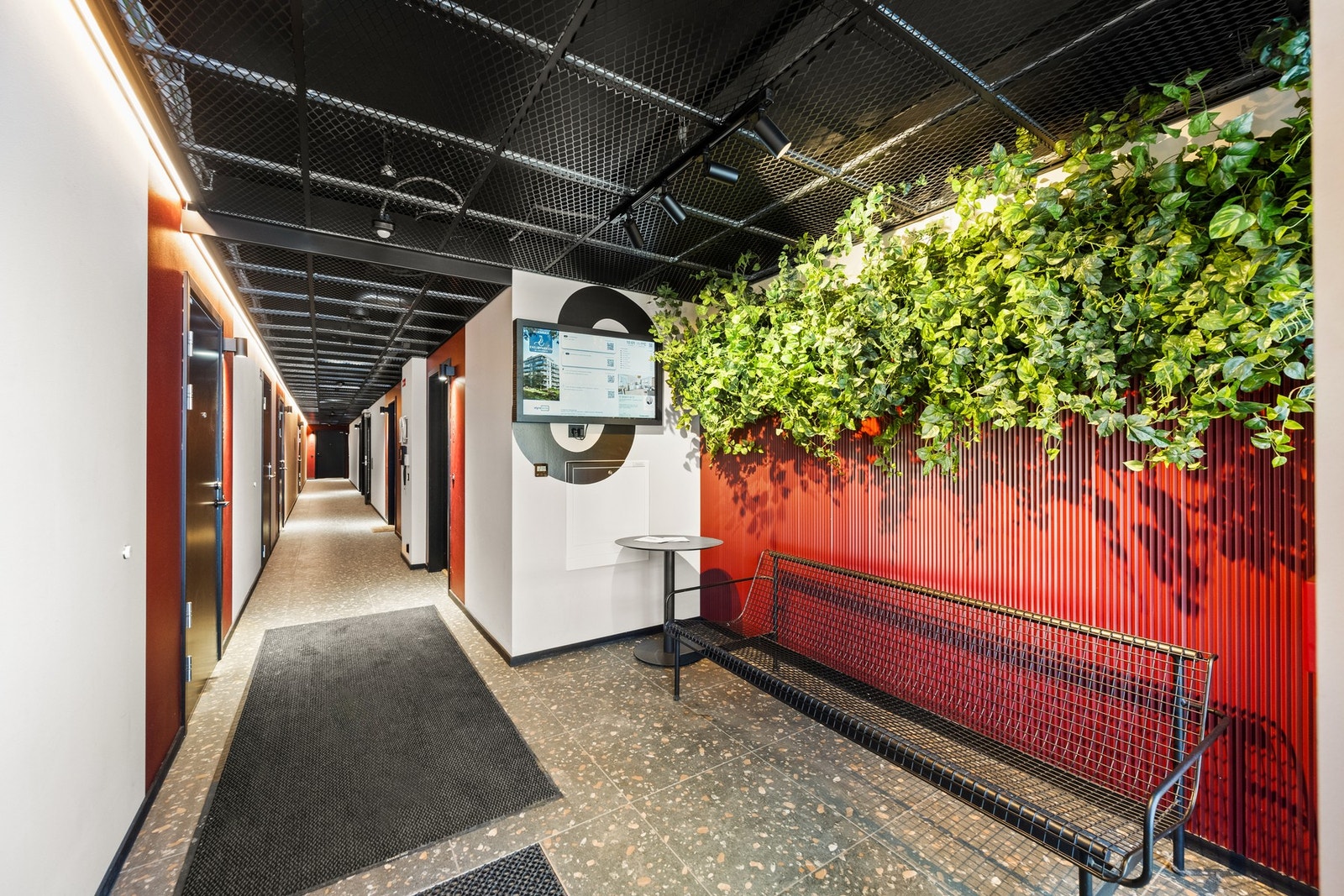 Felles trappeoppgang med moderne fliser og farger. Galleribilde