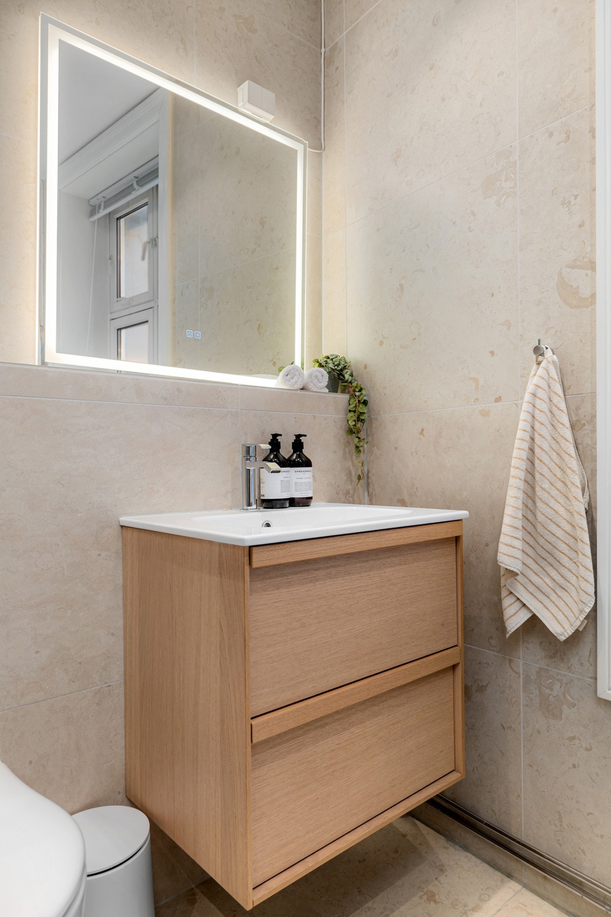 Oppgraderingen omfatter flis på flis, nytt sanitærutstyr samt nedsenket himling med integrerte spotter. Galleribilde