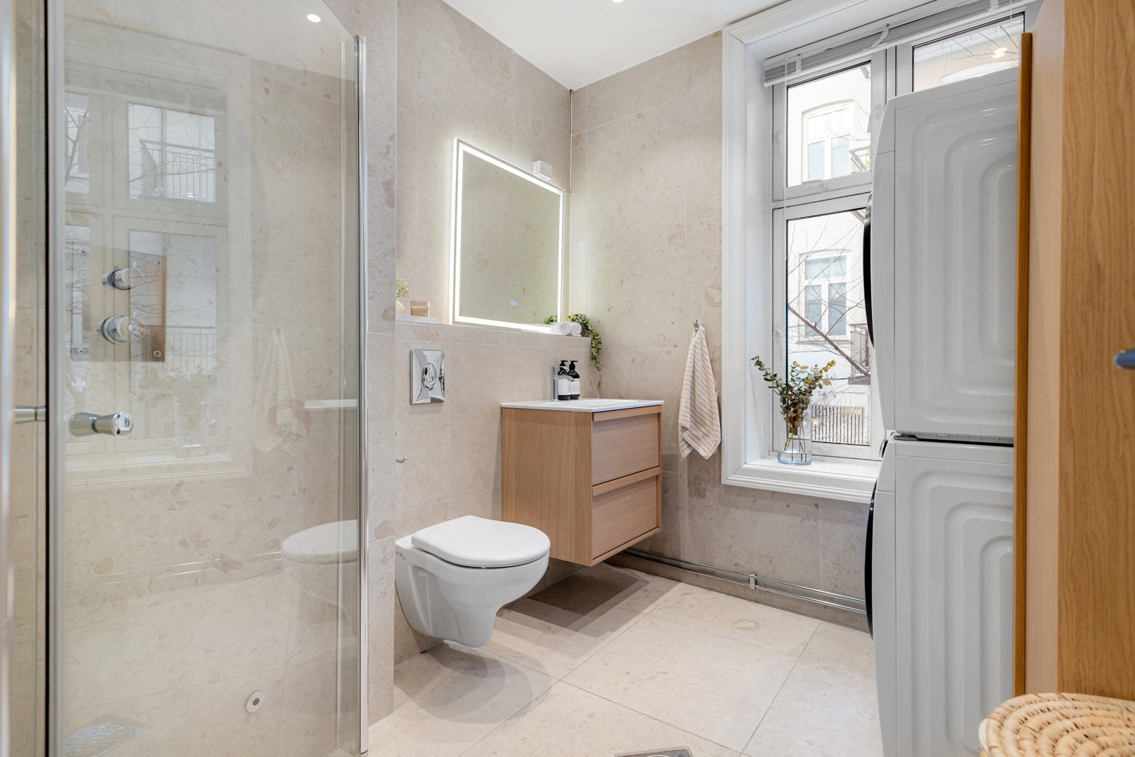 Leiligheten har et moderne og delikat baderom fra 2003, som ble oppgradert i 2023. Galleribilde