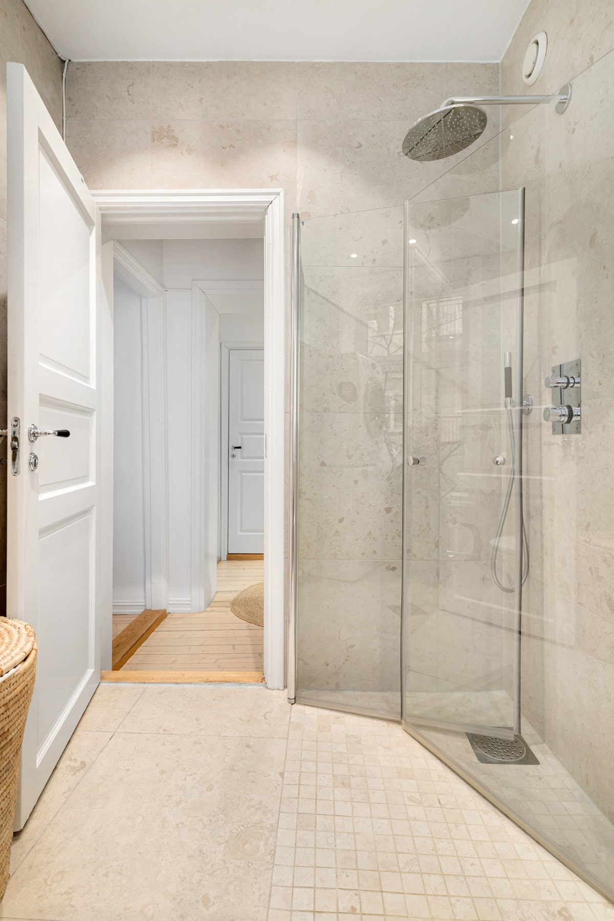 Badet har innredning med skap med glatte fronter, og er utstyrt med servant, vegghengt toalett og dusj på gulv. Galleribilde