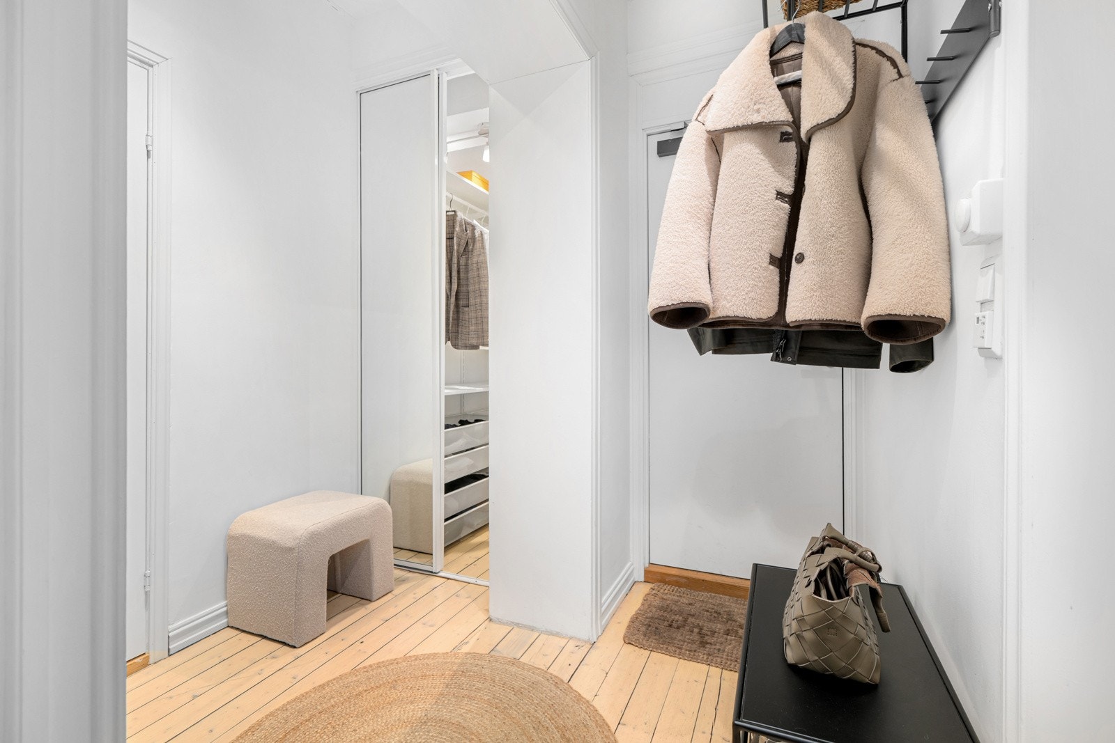 Når du kommer inn i leiligheten, møtes du av en lys og romslig entré som gir et godt førsteinntrykk. Galleribilde