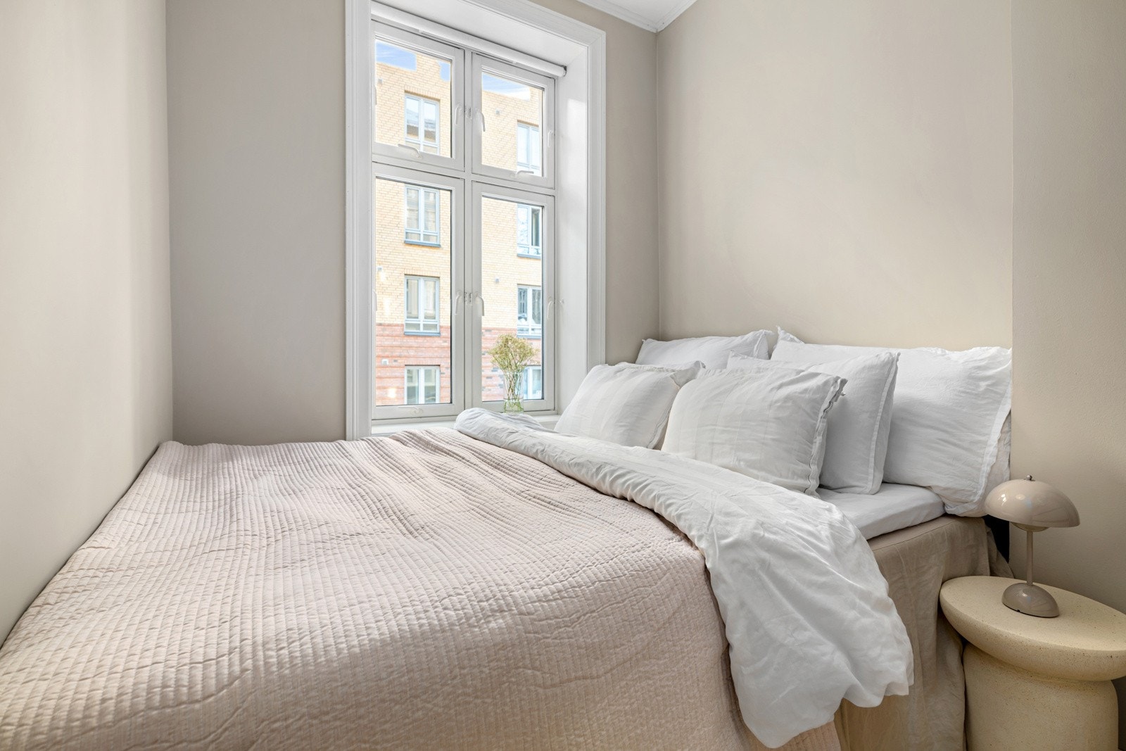 Leiligheten har et pent soverom med god plass til dobbeltseng og nattbord. Galleribilde