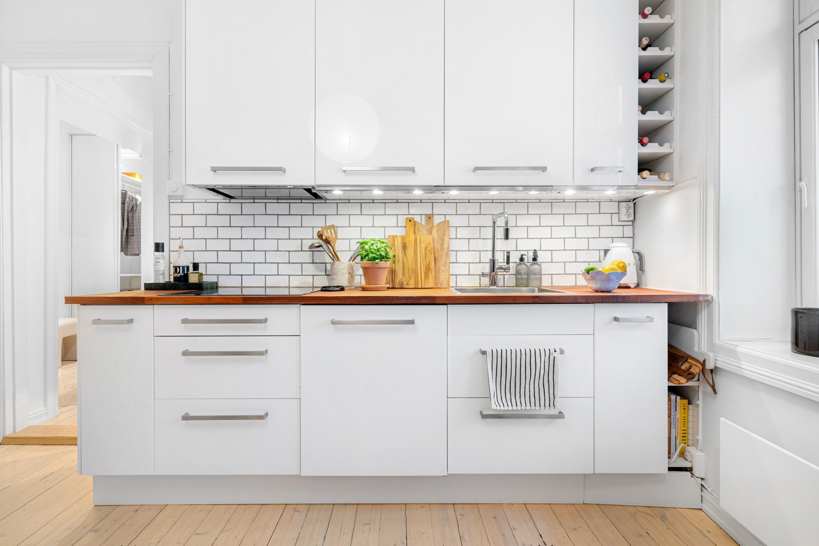 Det er også montert underskapsbelysning som gir godt arbeidslys. Galleribilde