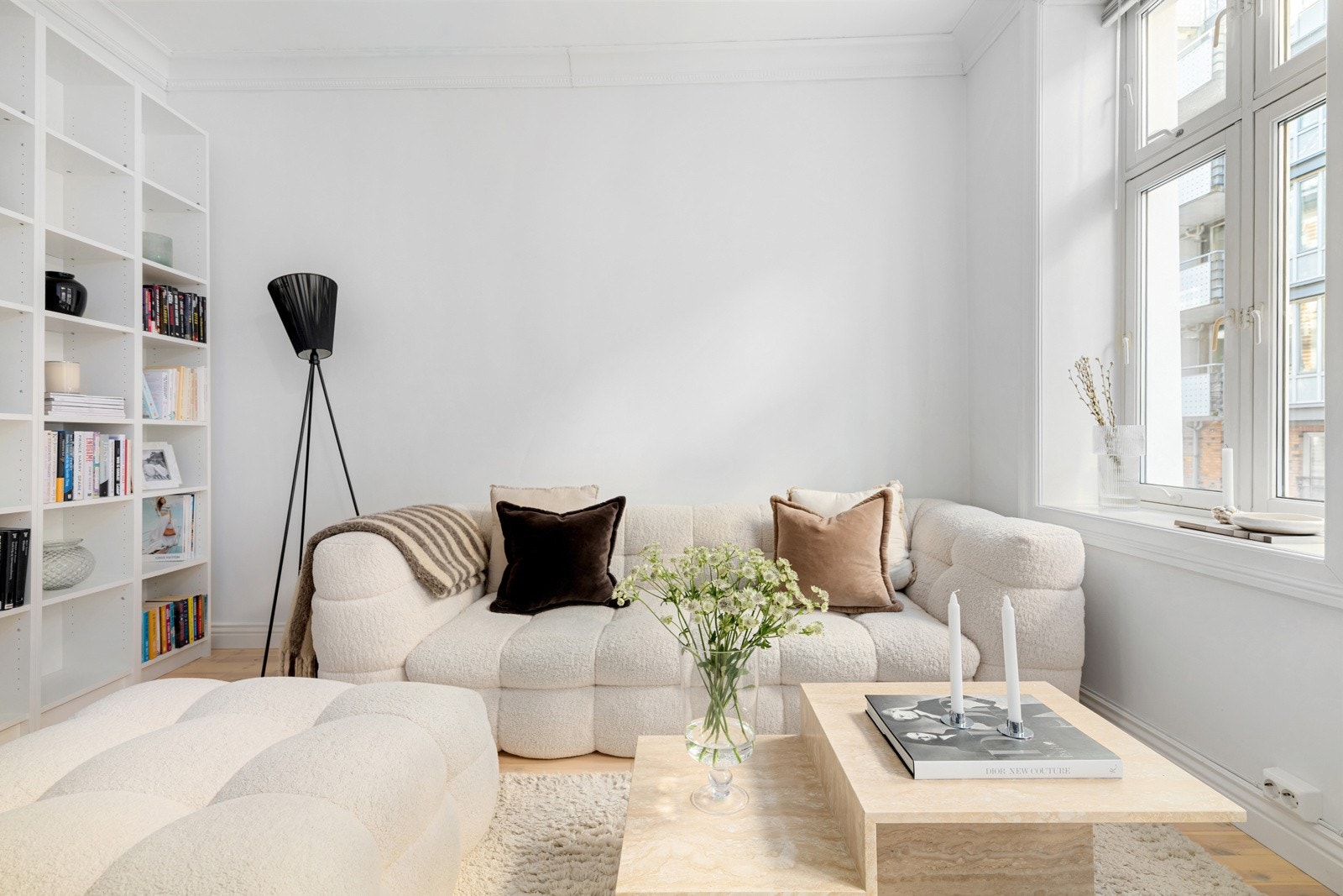 Leiligheten har en gjennomgående planløsning med store vindusflater og fint lysinnslipp. Galleribilde