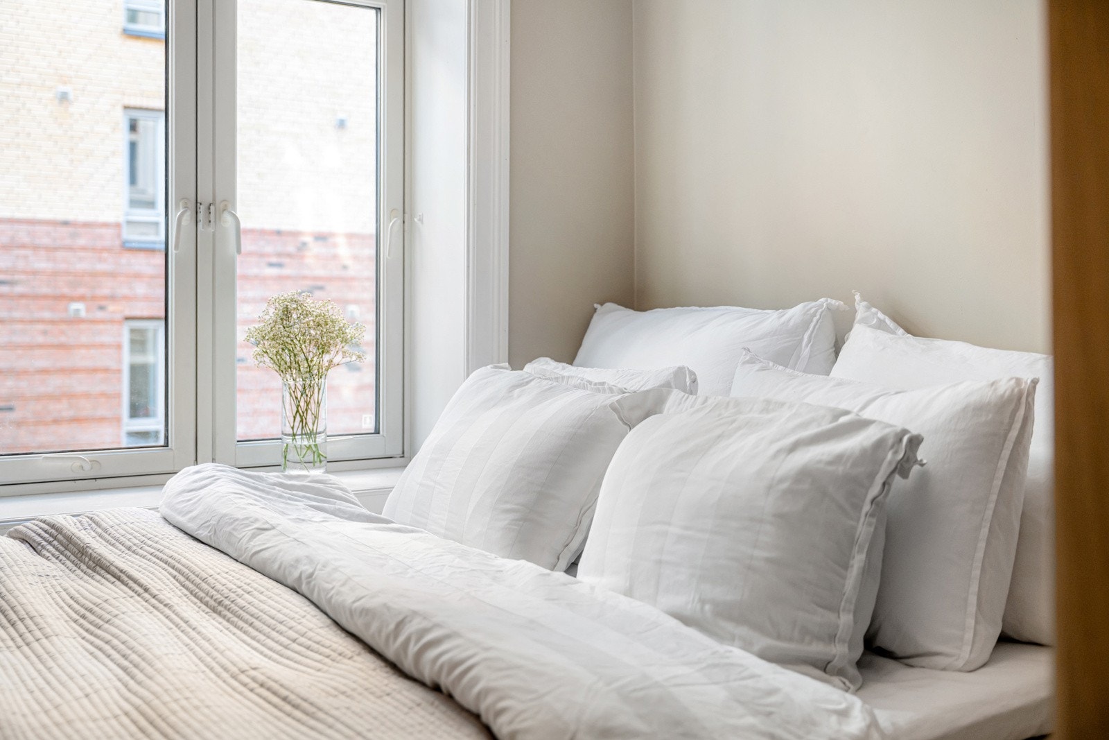 Rommet har et stort vindu som gir godt med naturlig lys. Galleribilde