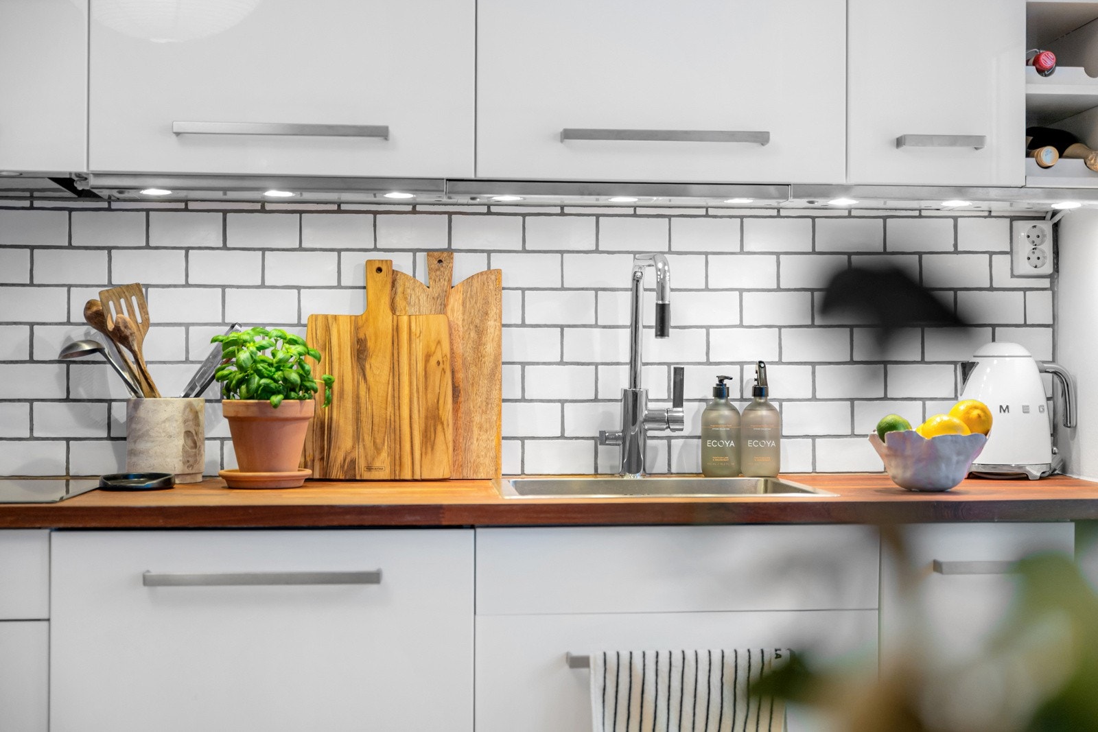 Kjøkkenet er utstyrt med integrerte hvitevarer, herunder stekeovn, platetopp, oppvaskmaskin, kjøleskap med fryser og kaffemaskin. Galleribilde