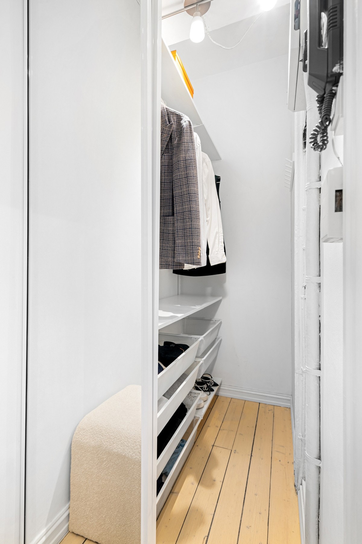 Det er god plass til yttertøy i skyvedørsgarderobe. Galleribilde