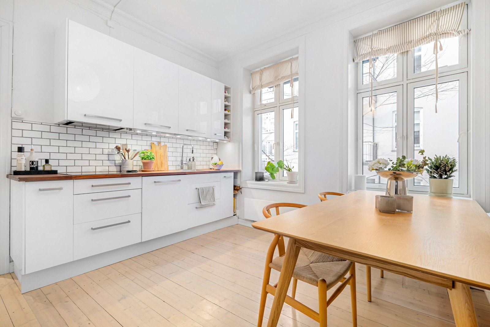 Innredningen er fra 2010 og har glatte fronter, benkeplate i heltre samt fliser over benkeplate. Galleribilde