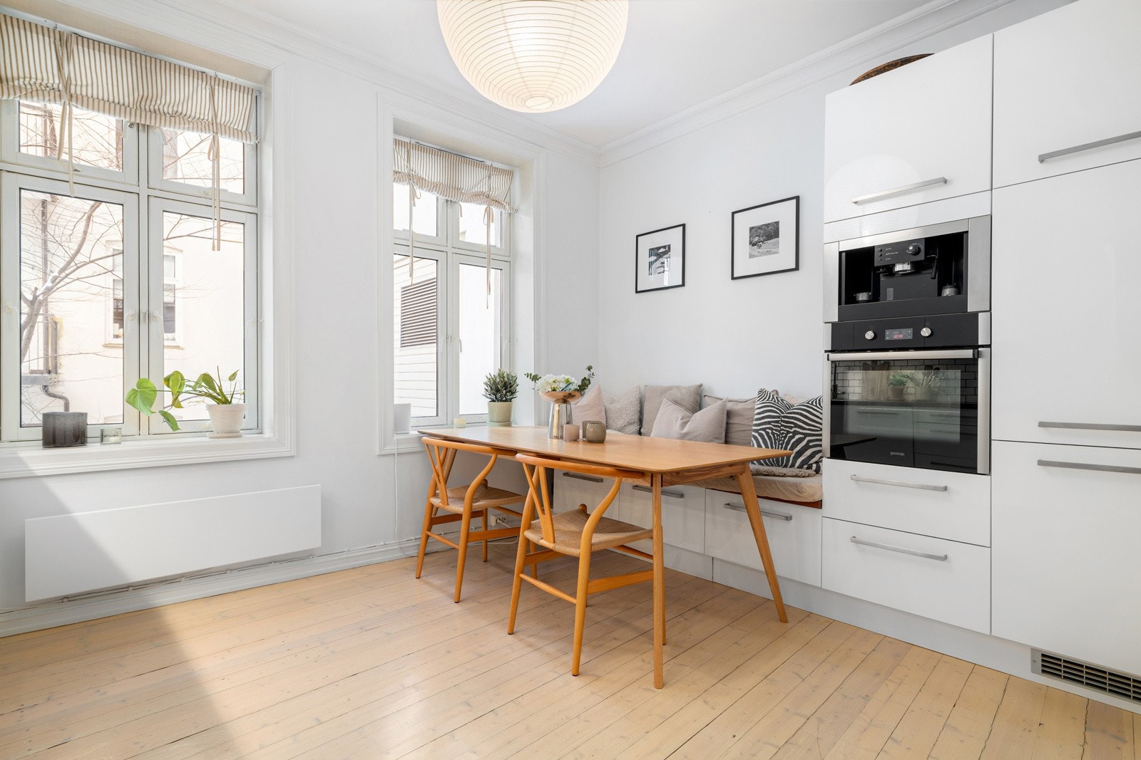 Leiligheten har et romslig og stilrent kjøkken med praktiske løsninger og god skap- og benkeplass. Galleribilde