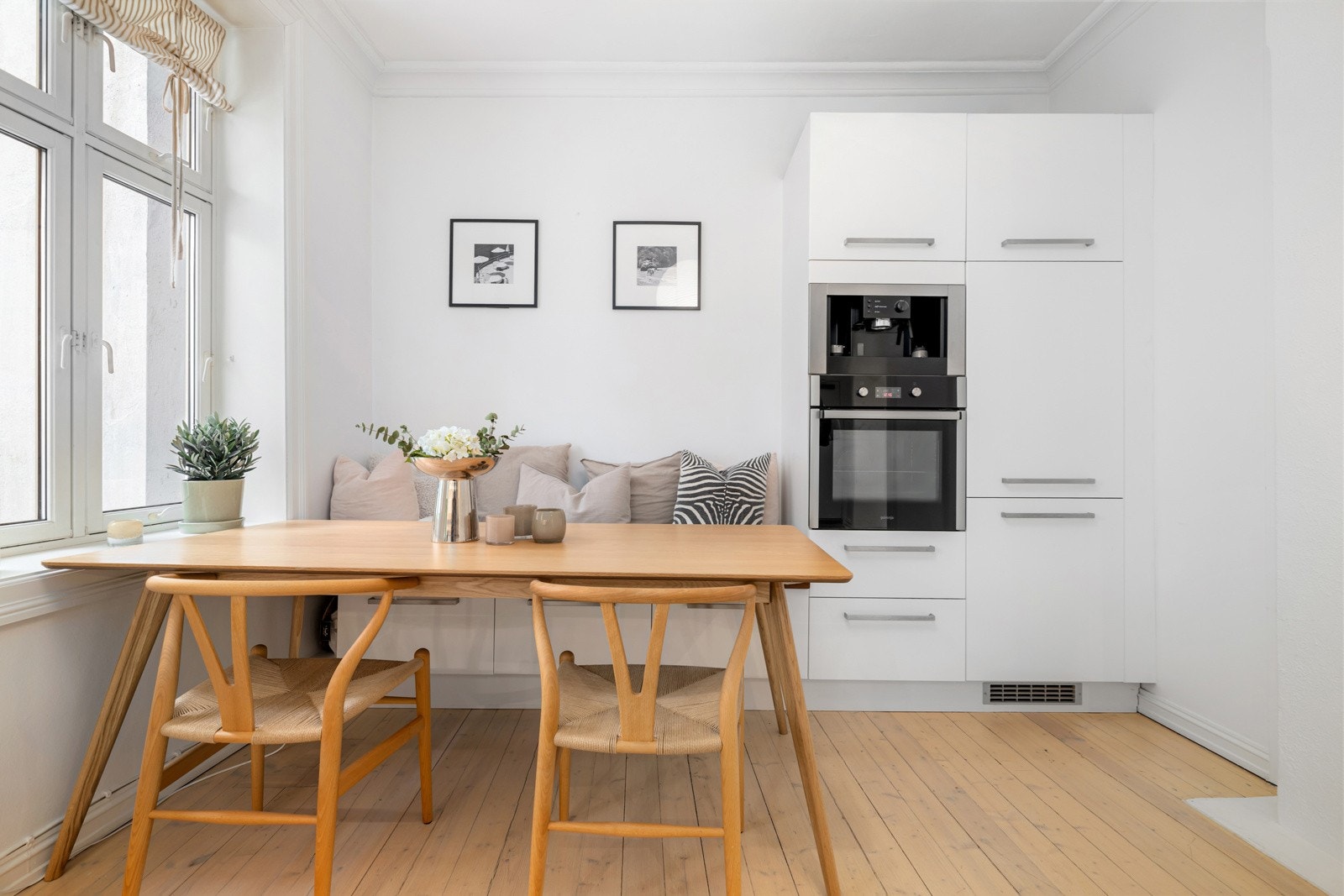 Kjøkkenet har store vindusflater som slipper inn rikelig med naturlig lys og gir en luftig romfølelse. Galleribilde