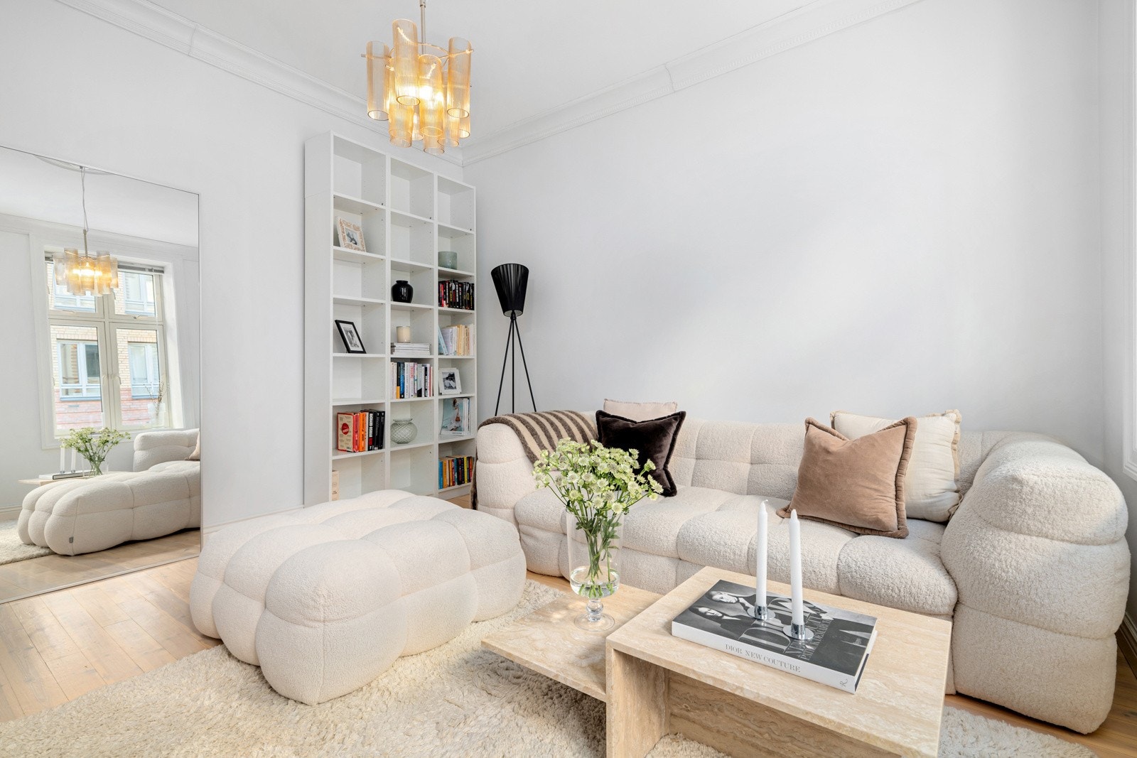 Her kombineres moderne komfort med sjarmerende, klassiske detaljer som rosett i himlingen, generøs takhøyde og flotte tregulv. Galleribilde