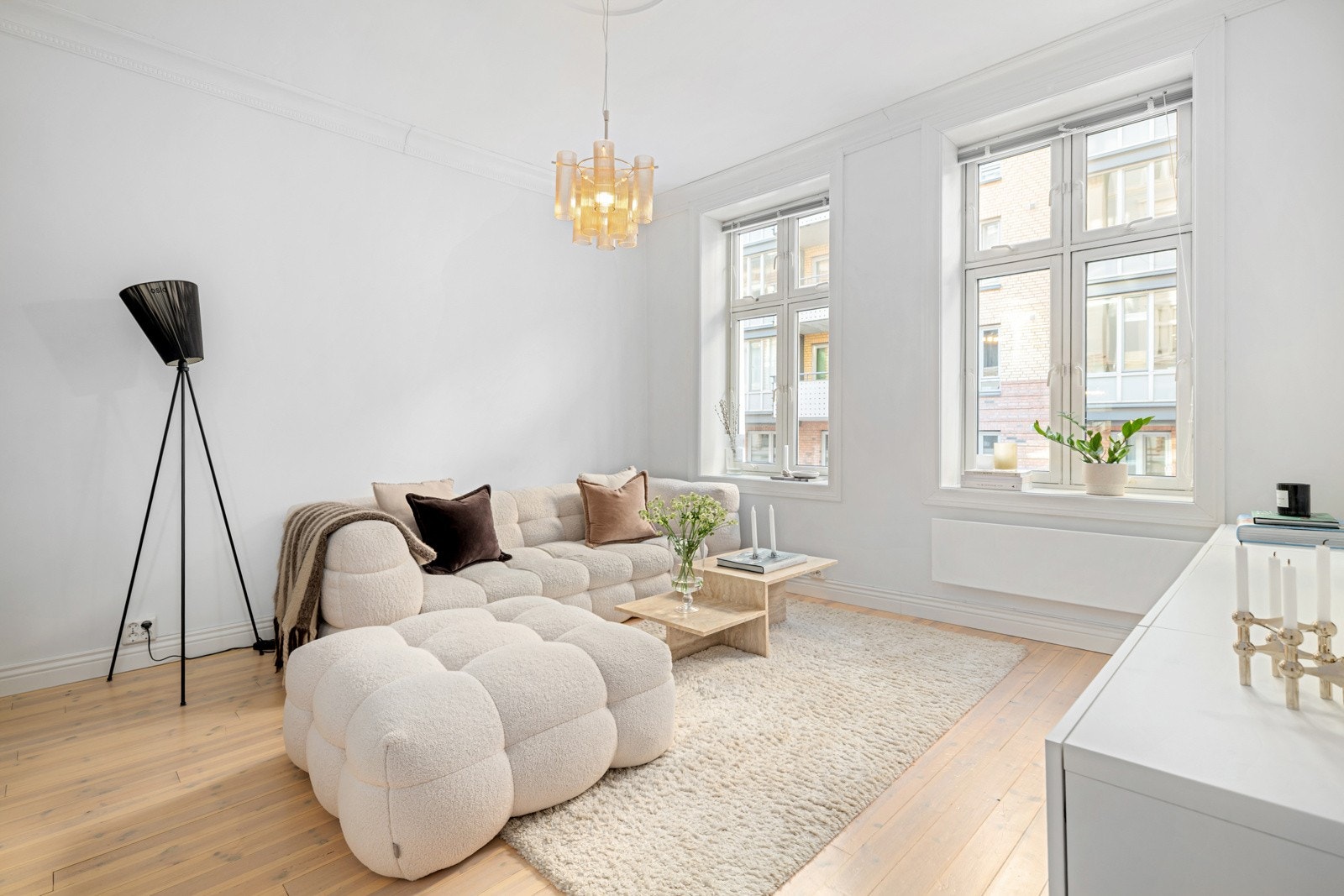 Beliggenheten i bygget gjør at boligen oppleves som en 2. etasje. Galleribilde