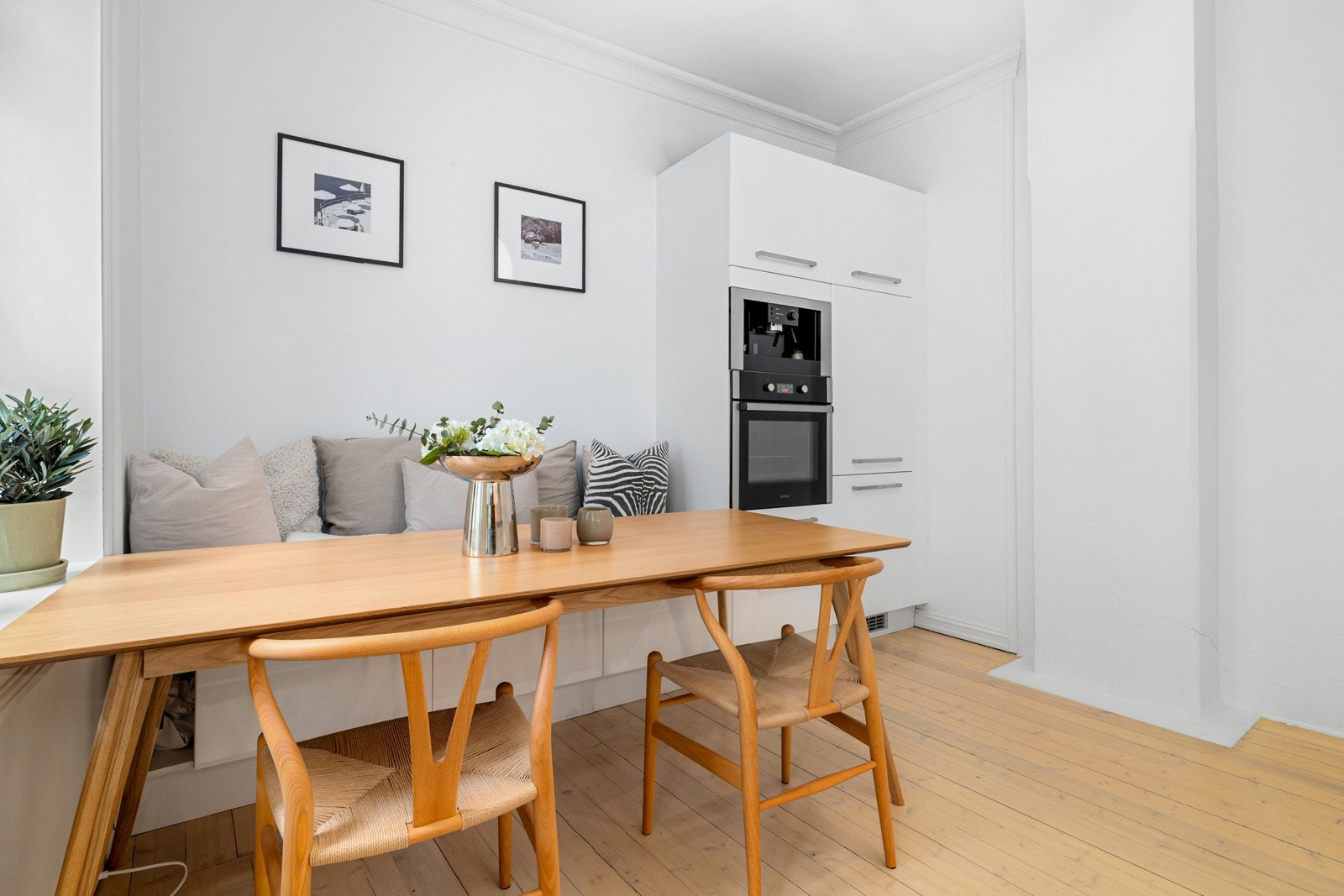 Det er plass til spisebord, og en plassbygget benk gir en hyggelig og arealeffektiv sitteplass. Galleribilde