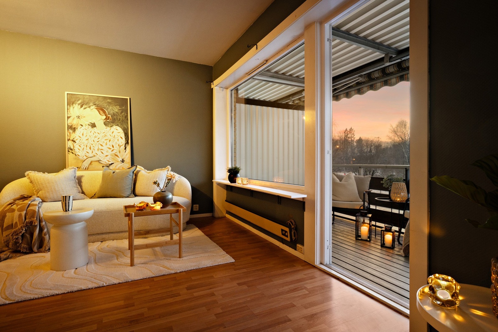 Fra stuen er det enkel adkomst ut på leilighetens hyggelige balkong Galleribilde