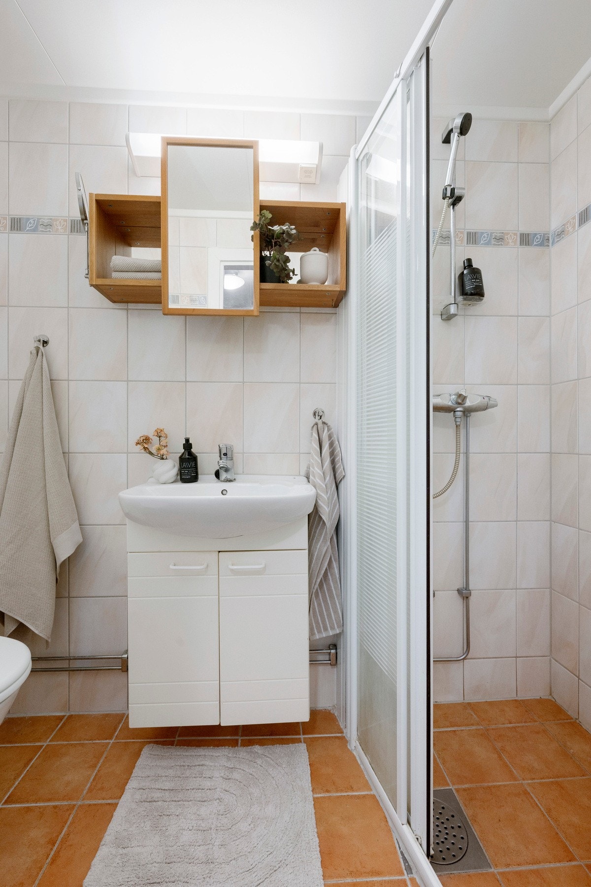 Leilighetens bad er fra 2000 og har flislagte vegger og gulv med gulvvarme Galleribilde