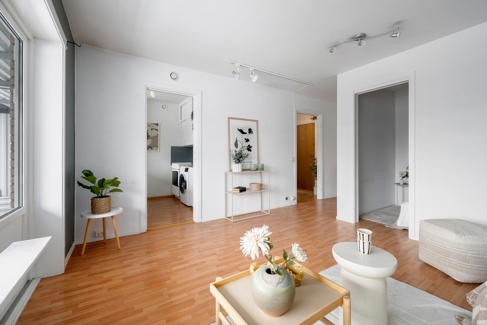 Fra stuen er det enkel adkomst til kjøkkenet og sovealkoven Galleribilde