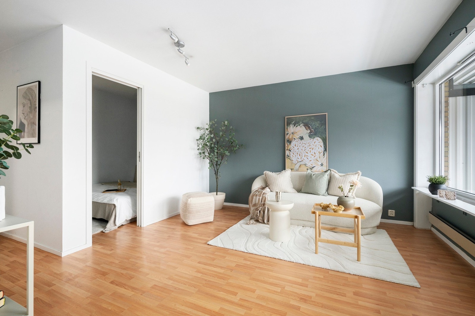 Leiligheten har en praktisk planløsning bestående av entre, stue, kjøkken, solrik veranda, sovealkove og bad Galleribilde