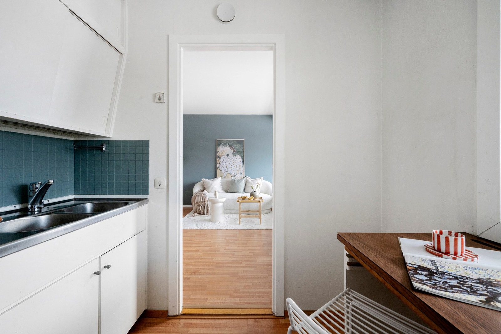 Kjøkkenet har godt med benk- og skapplass til matlaging og oppbevaring av kjøkkenredskap Galleribilde