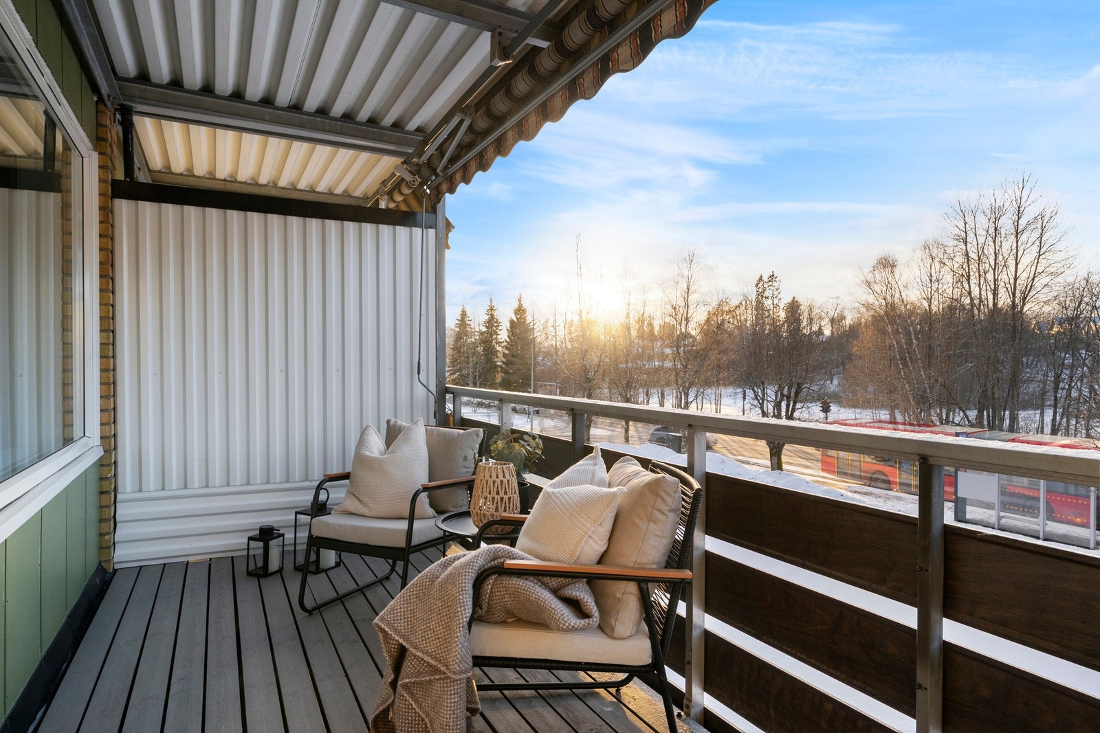 Balkongen er vestvendt og byr på gode solforhold store deler av dagen Galleribilde