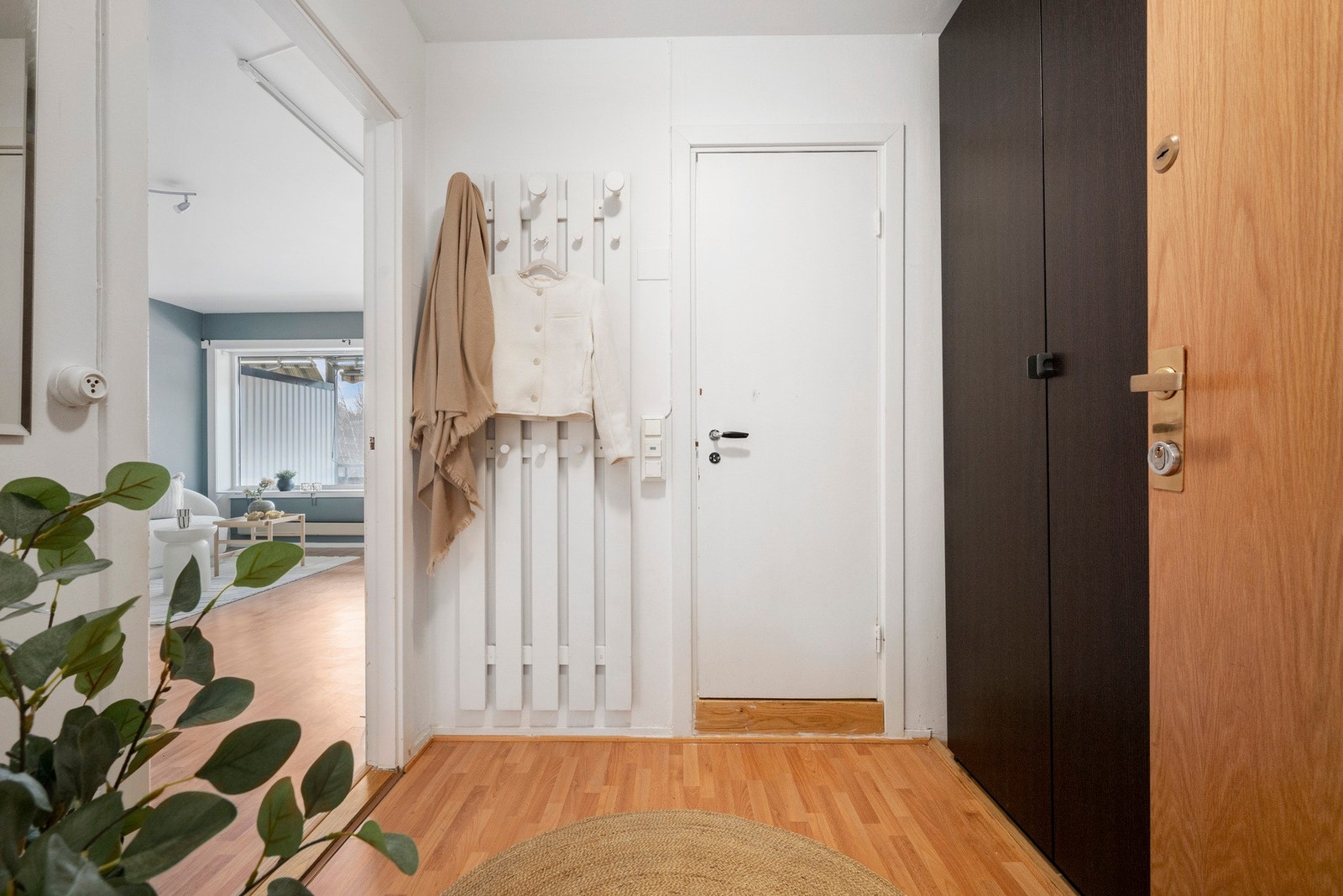 Her har du god plass til å oppbevare sko og yttertøy Galleribilde