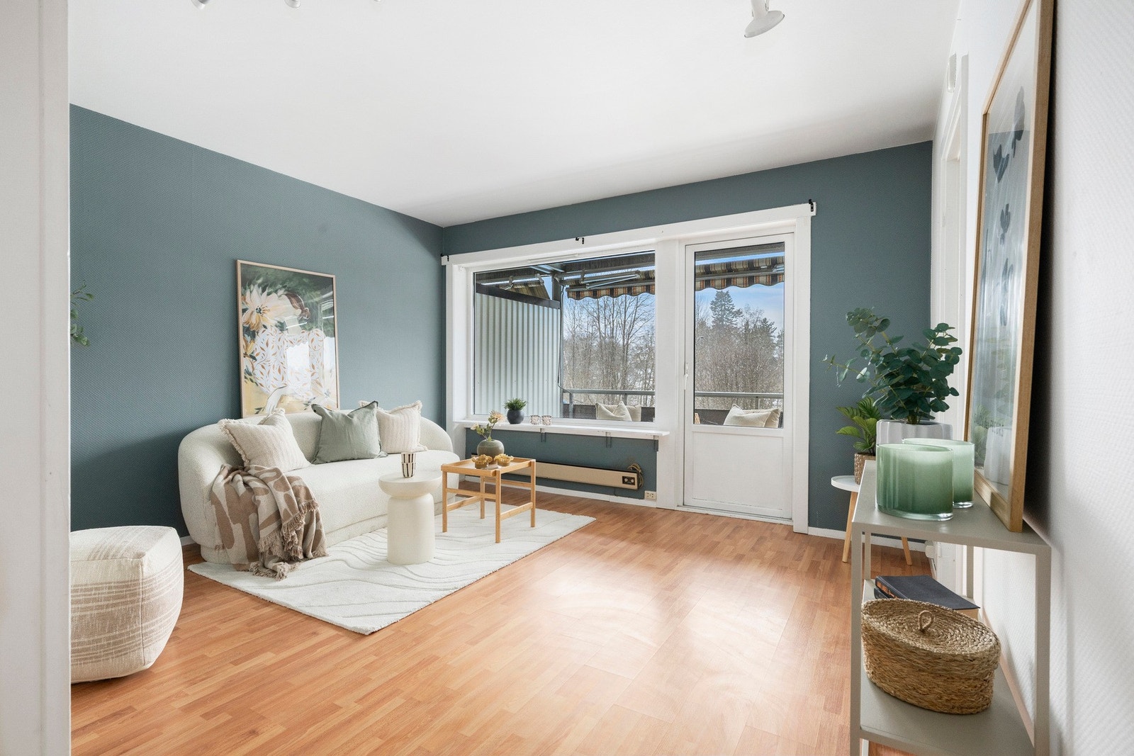 Leiligheten har en lys og luftig stue med gode innredningsmuligheter Galleribilde