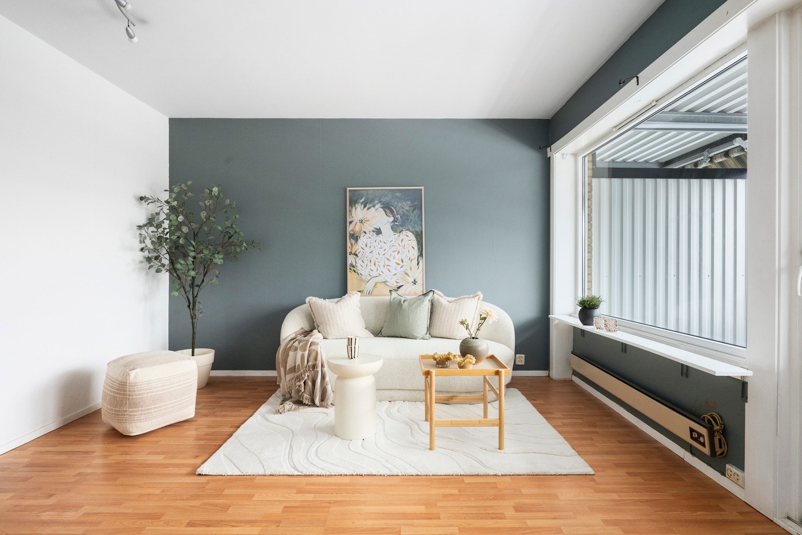 Stuen store vindusflater gir masse naturlig lysinnslipp inn i leilighetens sosiale sone Galleribilde