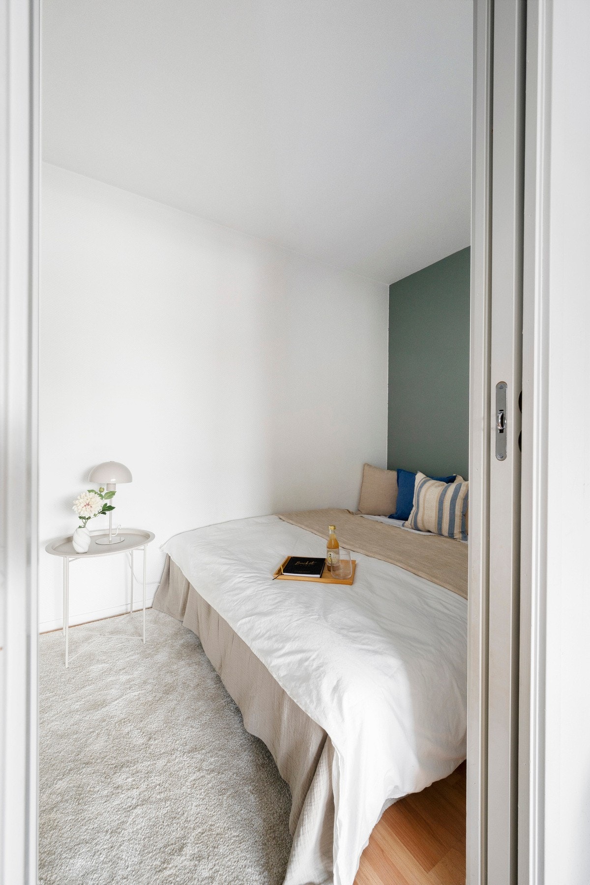 Sovealkove med god plass til dobbelseng, nattbord og annet ønsket innredning Galleribilde