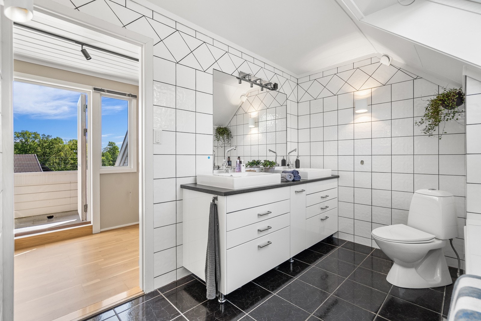 Bad med både badekar og dusj Galleribilde
