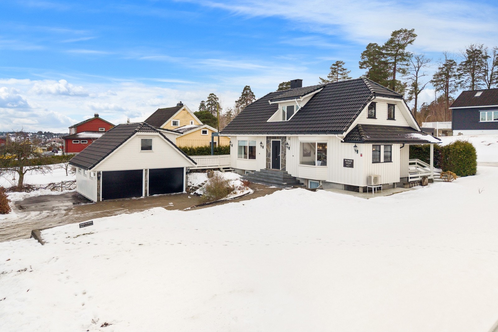 Stenlagt gårdsplass og dobbel garasje Galleribilde