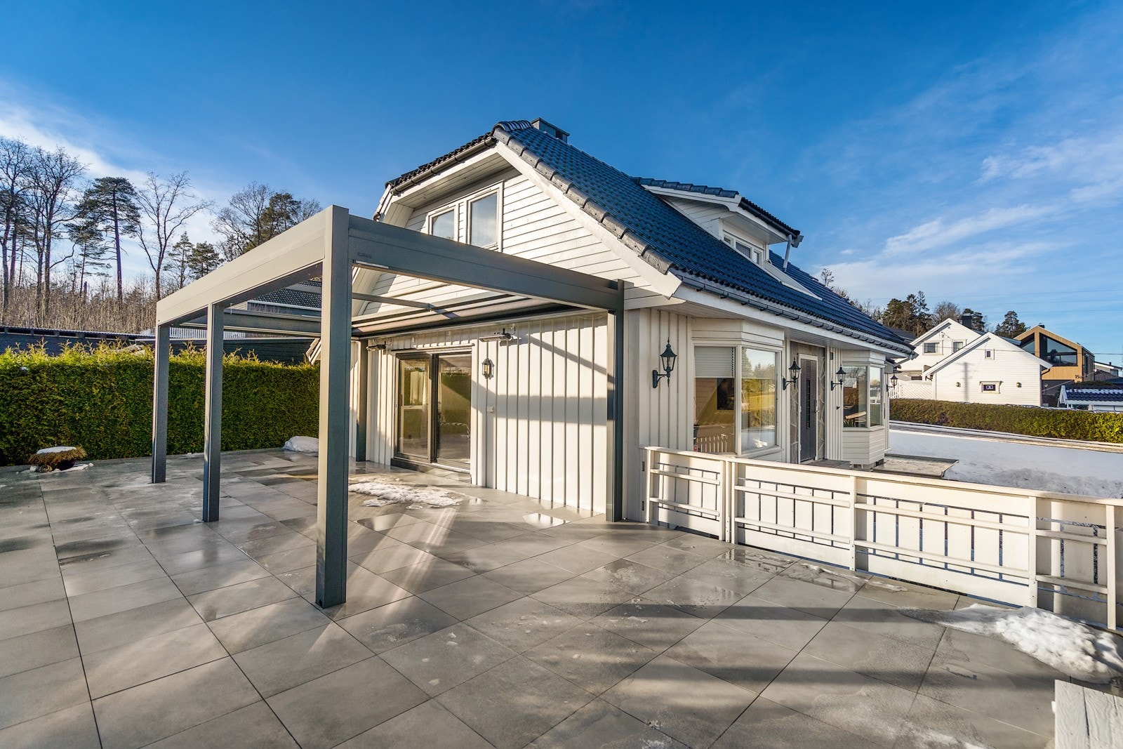 Terrassen har stor pergola med elektrisk tak og sidevegger samt det er montert varmelamper Galleribilde