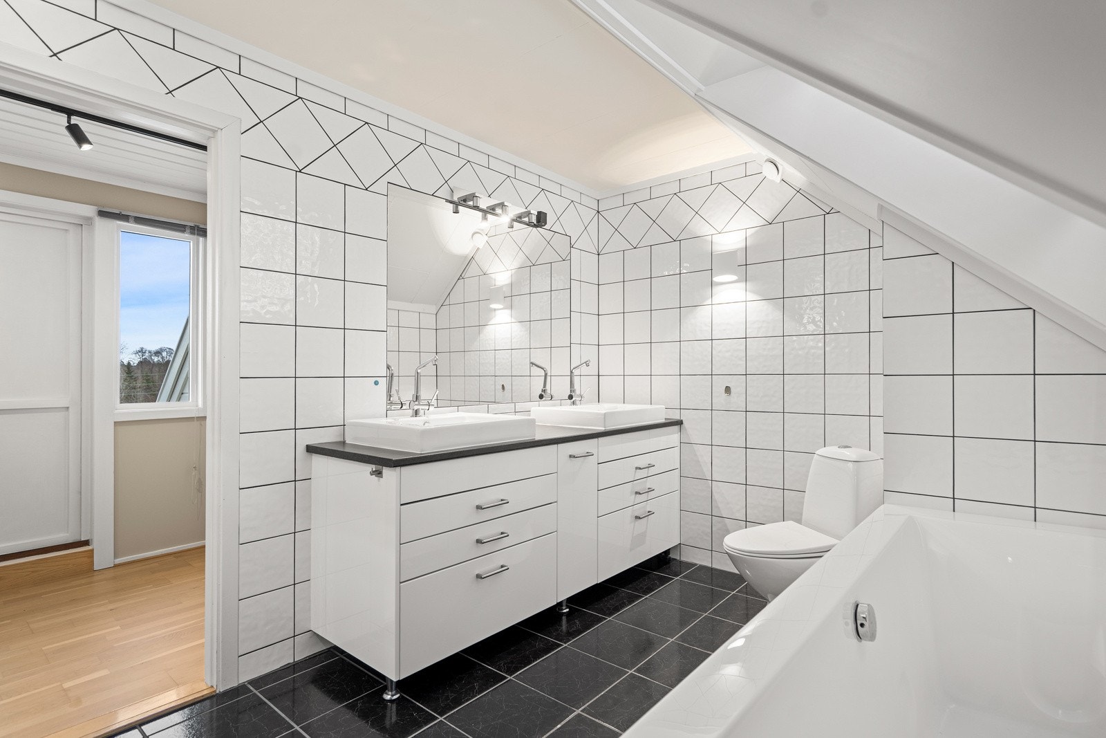 Bad med både badekar og dusj Galleribilde