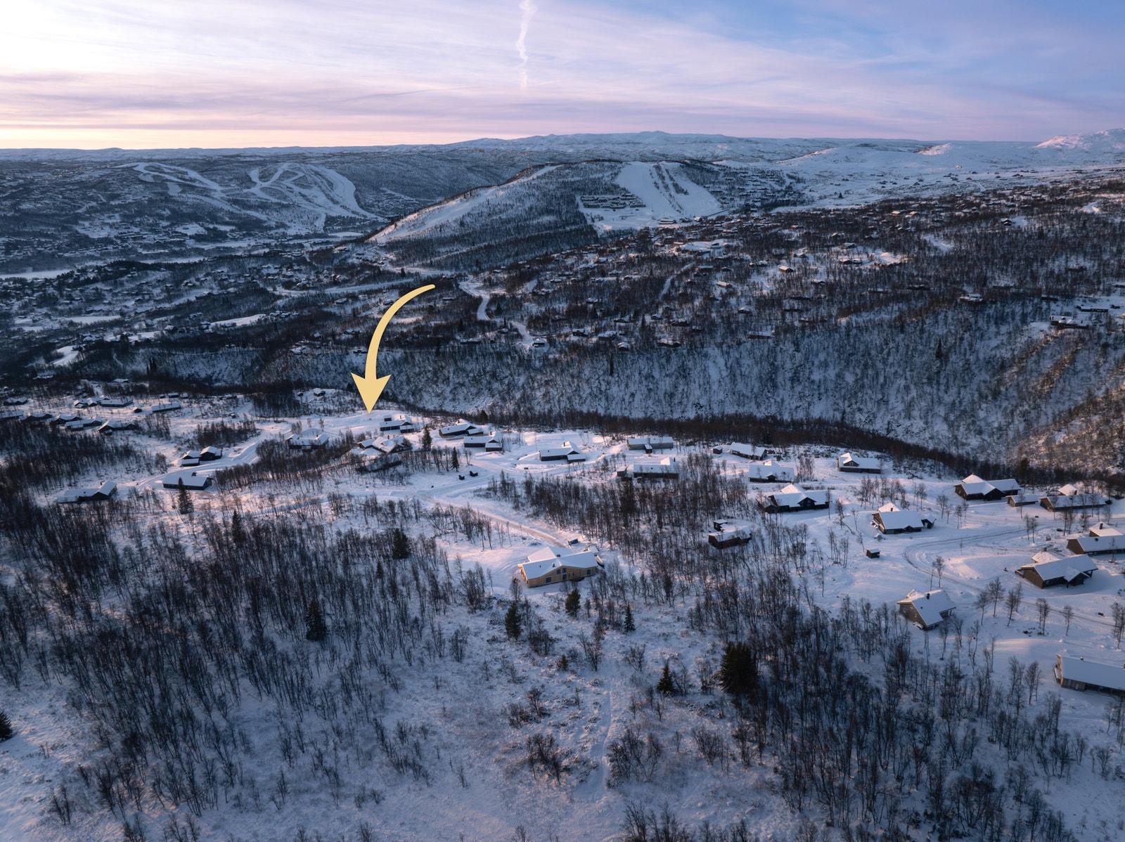 Budalsvegen 76 – markert med pil. Vakkert plassert på høydedraget med utsikt mot Vestlia, Kikut og Havsdalen. Galleribilde