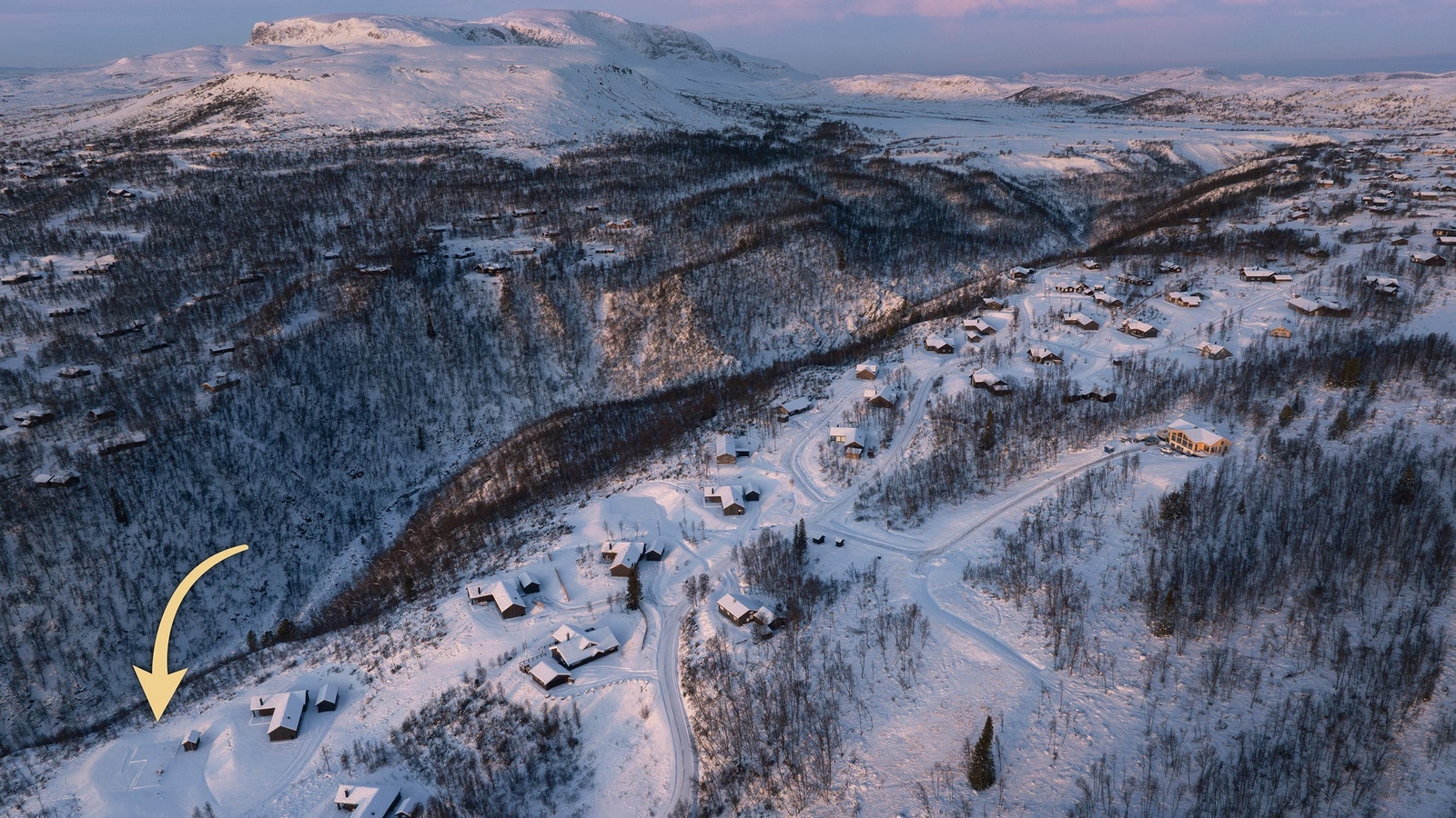 Budalsvegen 76 – markert med pil. Solrik tomt med panorama og flotte turområder. Galleribilde
