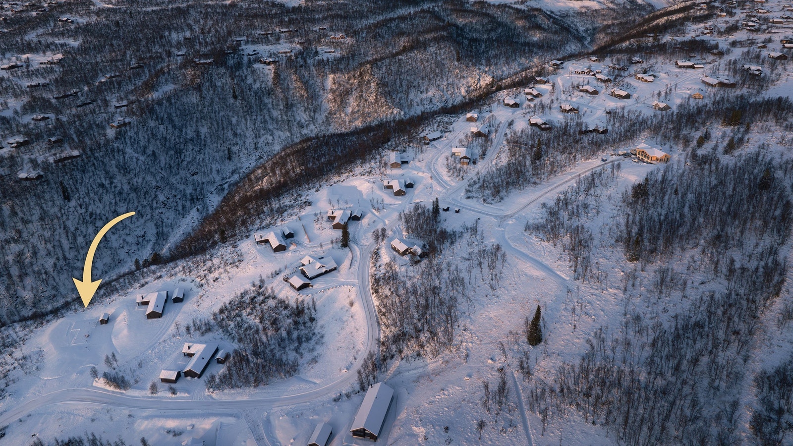 Budalsvegen 76 – markert med pil. Et vakkert utgangspunkt for både ro, sol og turliv. Galleribilde