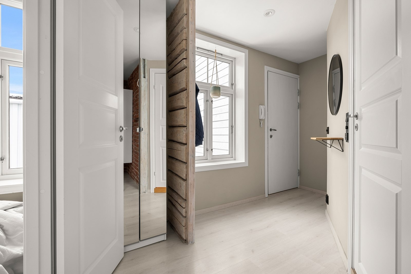 Romslig gang som gir rikelig med oppbevaringsmuligheter etter eget ønske. Galleribilde